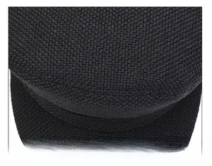 Vue macro du tissu tissé noir et des coutures renforcées sur la casquette militaire plate