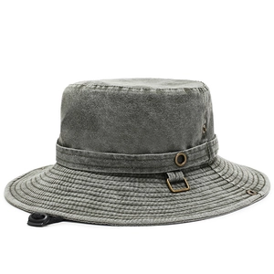 Dettaglio del cappello da sole grigio lavato con occhielli in metallo e tesa larga