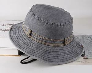 Dettaglio cappello da sole grigio chiaro con fori di ventilazione e cordino nero
