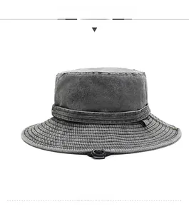 Dettaglio del cappello da sole grigio scuro con cuciture rinforzate e laccio regolabile