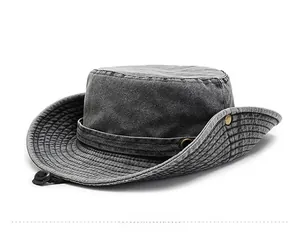 Dettaglio del cappello da sole in cotone lavato con cinturino sottogola e bottoni a pressione