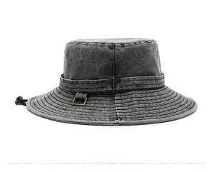 Vista laterale del cappello da pescatore in cotone grigio scuro con fori e cordino regolabile
