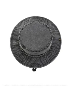 Dettaglio cappello da sole grigio lavato con occhielli metallici e cinturino regolabile