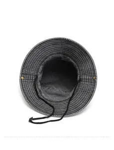 Struttura interna del cappello da pescatore in denim grigio con laccetto regolabile
