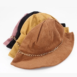 Set di cappelli bucket in velluto a coste da donna in quattro colori con catena d'oro