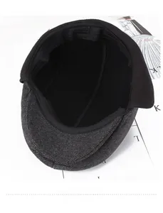 Detail view of thickened thermal fleece lining inside the dark grey tweed flat cap