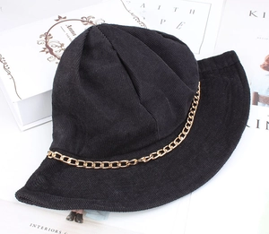 Cappello a secchiello nero in velluto a coste con catena dorata per autunno inverno