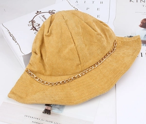 Cappello alla pescatora in velluto a coste giallo senape con catena dorata