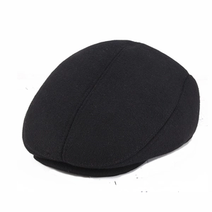 Winter men's thickened beret flat cap with ear protection in black wool-like fabric