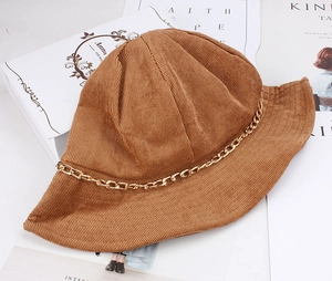 Cappello da pescatore in velluto a coste marrone con catena dorata alla moda