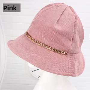 Dettaglio cappello alla pescatora in velluto rosa con catena dorata elegante