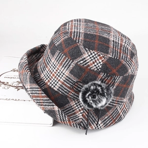 Damen Herbst Winter Karo Fischerhut mit Bommel Detail auf weißem Hintergrund
