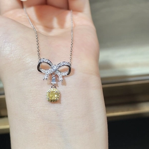 Collana in argento S925 con fiocco e ciondolo a diamante giallo quadrato su mano