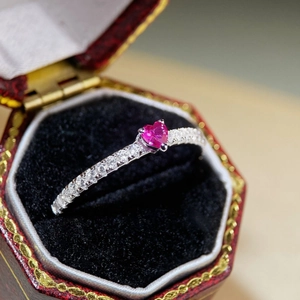 Elegante anello in argento 925 con gemma a cuore rosa e diamanti micro-pave in cofanetto
