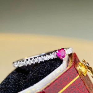 Anello a cuore in argento 925 con gemma rosa scintillante e pavé di diamanti