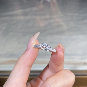 Detailed close-up of V-shaped S925 sterling silver ring with sparkling moissanite stones