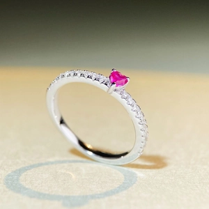 Elegante anello in argento 925 con gemma a cuore rubino e pavé di diamanti scintillanti