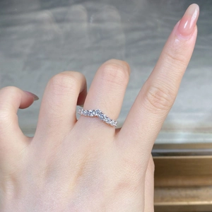 Detailed view of an S925 sterling silver V-shaped ring with pavé moissanite stones