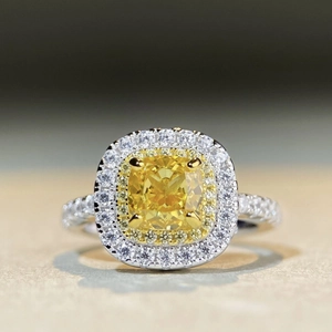 Vue macro de bague diamant jaune coupe coussin avec double halo et anneau pavé