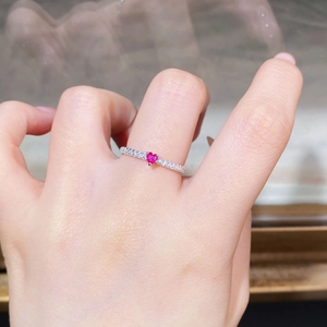 Primo piano dell'anello in argento 925 con pietra rosa a cuore e pavé di diamanti