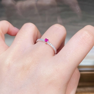 Primo piano dell'anello in argento 925 con gemma rossa a cuore e pavé di diamanti