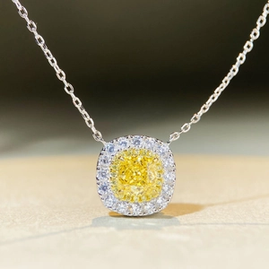 Collier en argent S925 avec une pierre jaune taille coussin et des diamants pavés