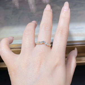 Detail of a 18K gold plated V-shaped S925 silver ring featuring sparkling Moissanite stones