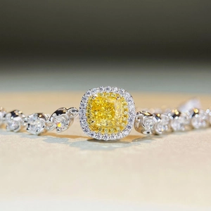 Élégant collier en argent S925 avec pendentif diamant jaune taille coussin et pavé
