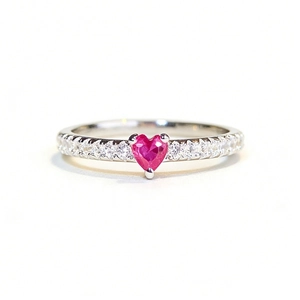 Anello in argento 925 con rubino rosa a cuore e pavé di diamanti incastonati lateralmente