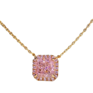 Élégant collier doré avec pendentif carré rose et entourage de pierres roses brillantes