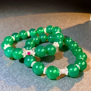Bracelet luxueux en argent S925 avec perles de calcédoine verte et nœud élégant