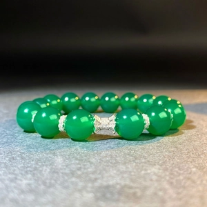 Bracelet S925 en argent avec perles de calcédoine vert émeraude et nœud en zircon