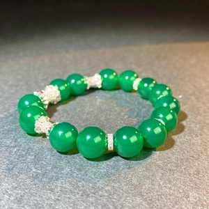 Gros plan d'un bracelet en argent S925 avec perles d'agate verte et accents de diamants