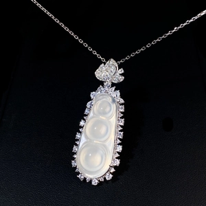 Vue macro du pendentif cosse de pois en argent S925 avec pierre blanche et zircons sertis
