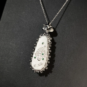 Collier pendentif ovale en argent S925 avec pierres vertes et relief d'arbre sur noir