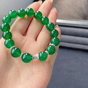 Détail d'un bracelet en agate verte avec nœud en cristal et accents argentés