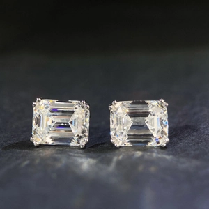 Élégantes boucles d'oreilles clous en argent S925 avec moissanite taille émeraude et griffes