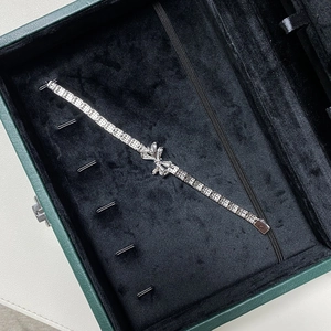 Bracelet nœud élégant en argent S925 avec zircons cubiques pavés dans un coffret à bijoux