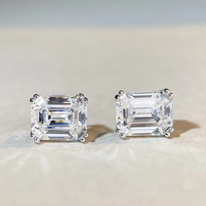 Vue macro de boucles d'oreilles en moissanite taille émeraude avec griffes en argent