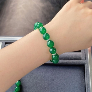 Détail du bracelet en argent S925 avec perles en calcédoine verte et espaceurs sertis