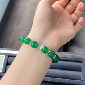 Détail du bracelet en perles de calcédoine verte avec intercalaire papillon en argent