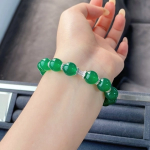 Vue détaillée du bracelet en argent S925 avec calcédoine verte et breloque papillon