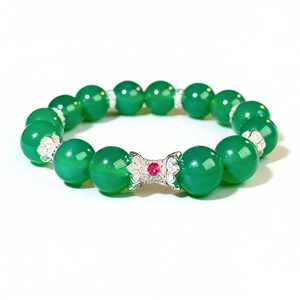 Bracelet en calcédoine verte avec breloque papillon en argent et cristaux brillants