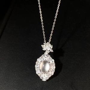 Elegante collana in argento S925 con pendente ovale in giadeite e zirconi luminosi
