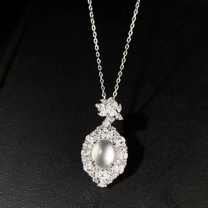 Dettaglio della collana in argento con ciondolo in giada ovale e fiori di cristallo