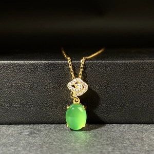 Collana in argento 925 con pendente in calcedonio verde e nodo dorato scintillante