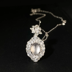Collana in argento S925 con ciondolo in giada ghiacciata e halo di diamanti floreale