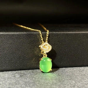 Collana in argento 925 con ciondolo in calcedonio verde e finitura in oro 18 carati lussuosa