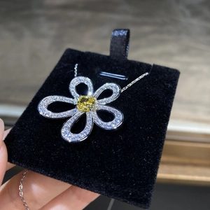 Détail du pendentif tournesol en argent S925 avec une pierre précieuse jaune centrale