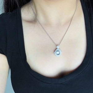 Dettaglio della collana in argento S925 con ciondolo a rombo con diamanti su una modella